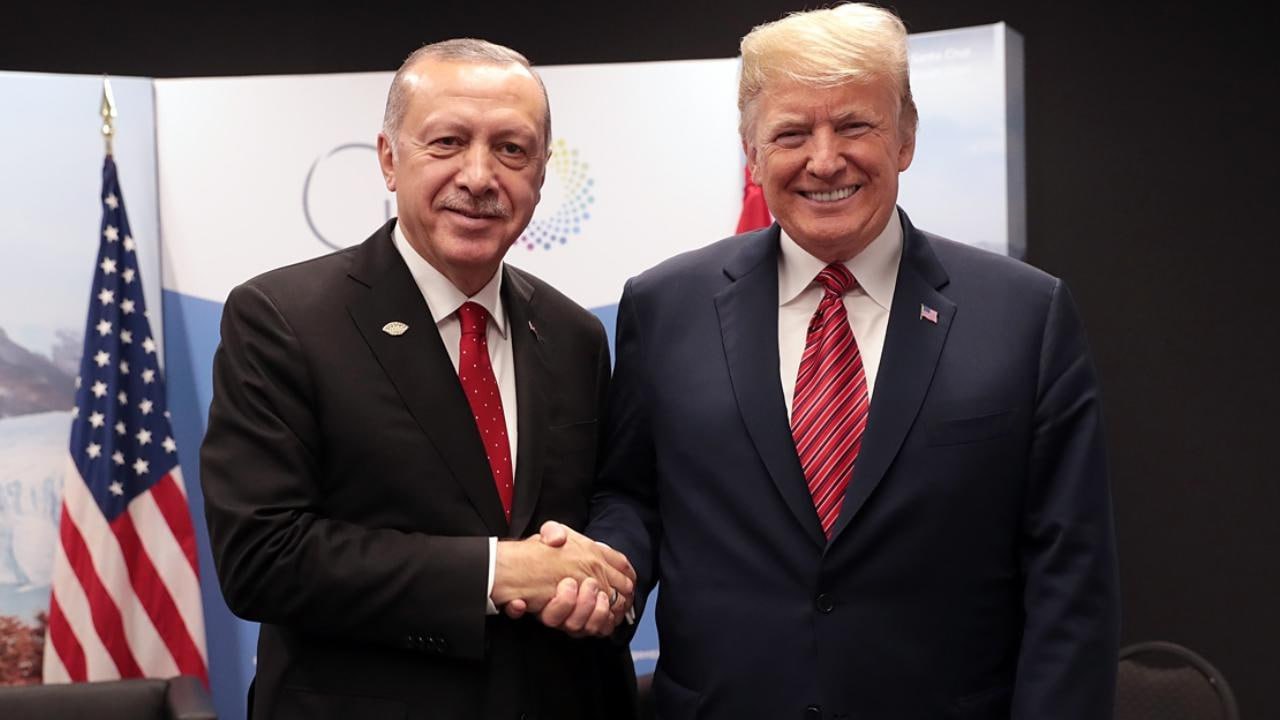 Эрдоган пригласил Трампа посетить Турцию Президент Турции Реджеп Тайип Эрдоган в ходе телефонного разговора пригласил президента США Дональда Трампа посетить Турцию. В разговоре Эрдоган выразил поддержку подходу американского лидера к прекращению войн, положительно оценив усилия США по продвижению переговоров с Ираном и инициативы по завершению конфликта между Россией и Украиной . Президент Турции подчеркнул остроту гуманитарного кризиса в Газе и заявил, что доставка гуманитарной помощи должна осуществляться без перебоев. Он подтвердил готовность Турции оказать поддержку в обеспечении прекращения огня и достижении устойчивого мира в регионе. Также Эрдоган указал на важность сохранения территориальной целостности Сирии и подчеркнул, что смягчение американских санкций в отношении этой страны может способствовать стабилизации. По его словам, мирная Сирия будет способствовать укреплению стабильности как в регионе, так и во всем мире. Информация по теме: Трамп восхищается Турцией и президентом Эрдоганом Будьте в курсе последних новостей с «TRT на русском»