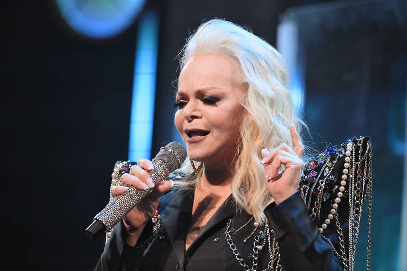 Лариса Долина заработает на новогодних выступлениях стоимость своей пятикомнатной квартиры на которую её развели мошенники 105 млн рублей Но делиться с пострадавшей покупательницей она не будет пишет Baza В декабре январе у певицы более 20 концертов в Дубае и 10 в России и за рубежом Одно выступление Долиной стоит 3 5 млн рублей banki oil