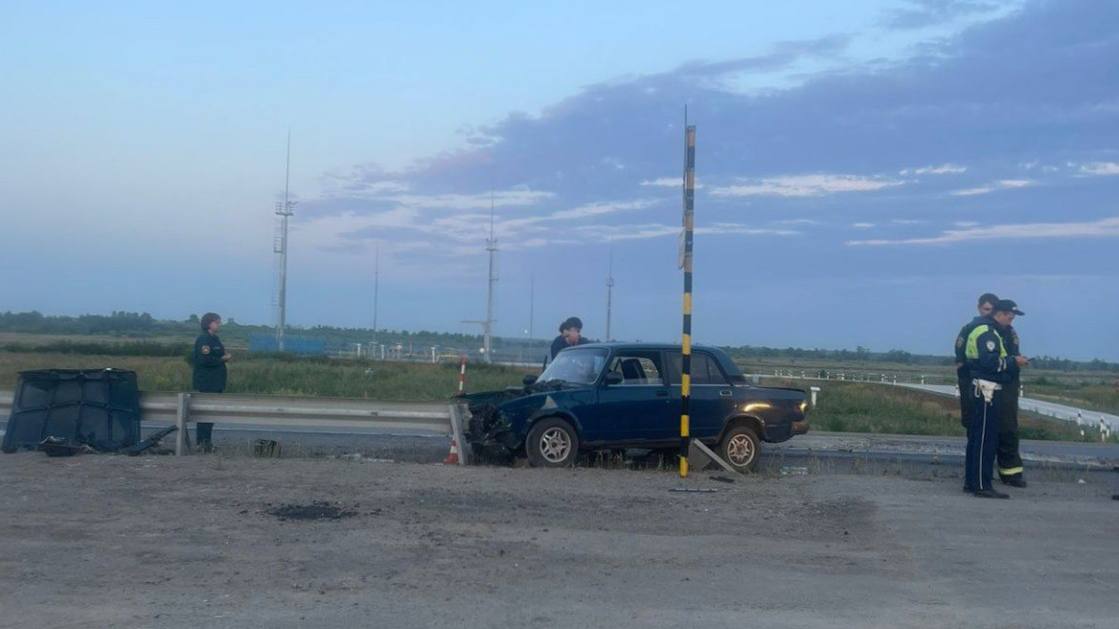 В Омской области водитель устроил смертельное ДТП и скрылся Сообщение о происшествии поступило в дежурную часть сегодня, 4 июля, в 03:30. Предварительно установлено, что водитель ВАЗ-21074, не имея прав на управление транспортным средством, ехал по трассе «Омск — Черлак — граница с Республикой Казахстан». Во время движения мужчина врезался в барьерное ограждение. В результате аварии один пассажир скончался от полученных травм, а второй был доставлен в больницу. Водитель скрылся с места происшествия, но вскоре был задержан сотрудниками полиции. В настоящее время проводится проверка, по итогам которой будет принято процессуальное решение. Фото: Омская полиция
