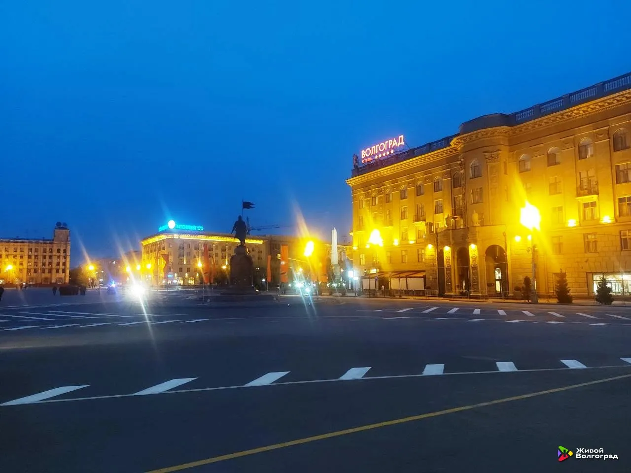 В центре Волгограда начинается благоустройство площади Павших борцов В Центральном районе стартовала подготовка к обновлению общественного пространства на площади Павших борцов В ближайшее время на территории начнут менять инженерные коммуникации В рамках благоустройства планируют обновить пешеходную зону подпорные стены и лестничные марши ведущие к собору Александра Невского Также на территории выполнят озеленение и другие работы В связи с началом работ с 15 мая ограничат движение транспорта по улице Мира в границах улиц Володарского и Гоголя Мы в MAX Одноклассниках ВКонтакте Яндекс Дзен