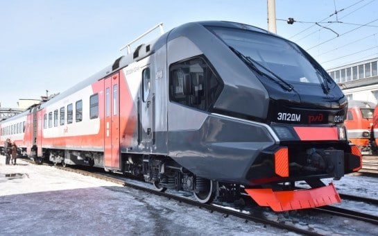 Под Новосибирском в мороз сломался пригородный поезд Пригородный электропоезд Новосибирск Сокур в восемь утра 14 января сломался на станции Инская Электричка из шести вагонов простояла на станции около часа В итоге к неисправному транспорту подцепили грузовой локомотив который и дотянул ее до конечной станции Пассажиры прибыли в пункт назначения с опозданием на 1 час 9 минут Прецедент Подписаться на канал