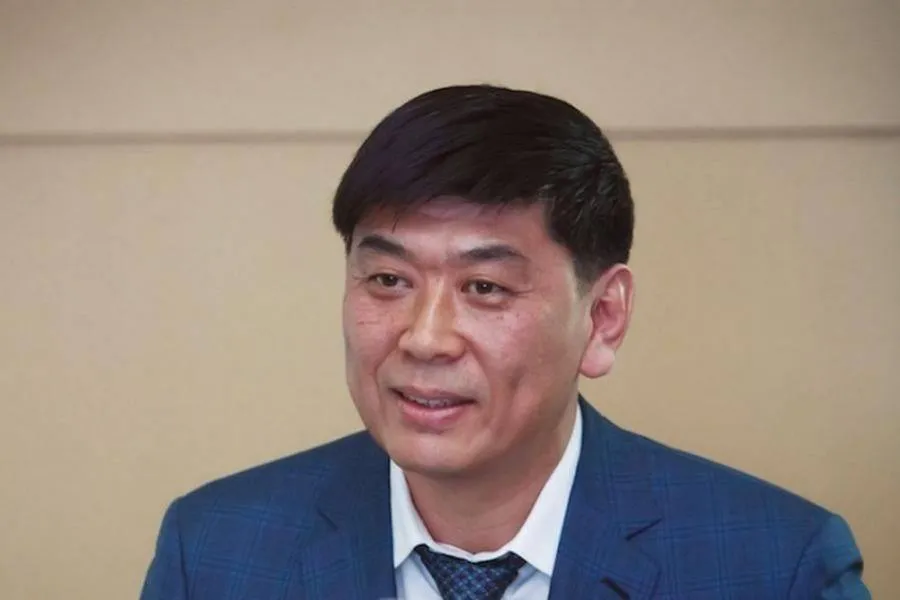 Крабовый король заочно получил от приморских судов четверть века колонии Приморский краевой суд оставил в силе приговор по второму уголовному делу в отношении известного рыбопромышленника Олега Кана отклонив апелляцию защиты С учетом ранее вынесенного вердикта по делу об убийстве Олег Кан заочно приговорен к 24 годам колонии строгого режима со штрафом в 5 млн рублей Ему также запрещено заниматься внешнеэкономической деятельностью в течение трех лет Кроме того суд постановил конфисковать в собственность государства 4 2 млрд рублей что является эквивалентом стоимости контрабандных ресурсов Приговор суда первой инстанции вступил в законную силу   ПОДРОБНЕЕ НА PRIMPRESS PRIMPRESS в MAX ДЗЕН ЧАТ БОТ