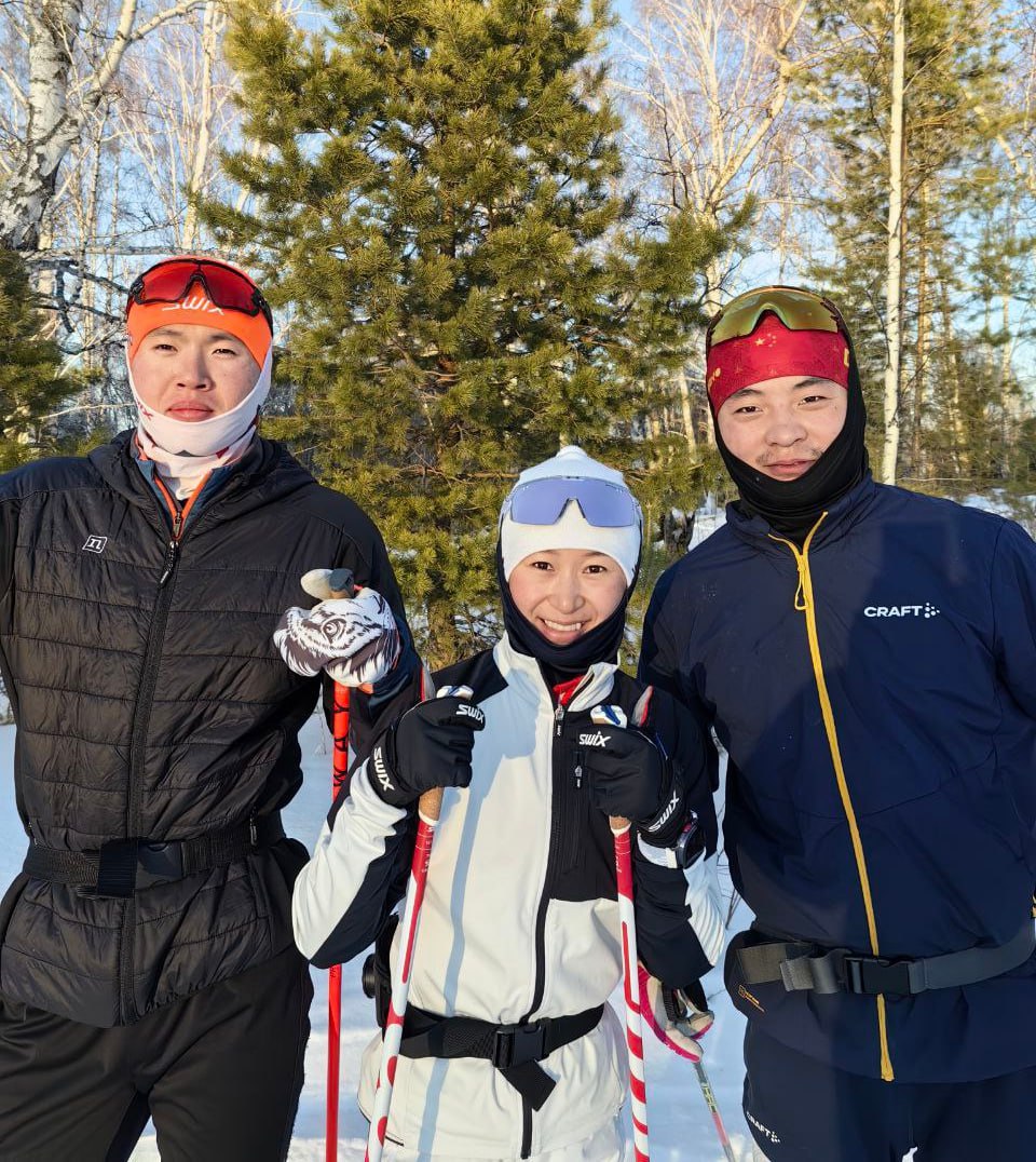Китайские лыжники примут участие в чемпионате на Сахалине На данный момент известно что на наш остров приедет сборная команда страны в полном составе за исключением Савелия Коростелёва и Дарьи Непряевой они принимают участие в Олимпийских играх в Италии в нейтральном статусе рассказали в минспорта региона Основной состав сборной страны прибудет в Южно Сахалинск 16 февраля С 17 числа они уже приступят к тренировочному процессу и будут проходить акклиматизацию Соревнования начнутся с 25 февраля рассказал директор СШОР зимних видов спорта Михаил Шамсутдинов Также на чемпионат России приедут спортсмены провинции Хейлундзян Китайской Народной Республики Мэн Хун Лян Ян Лу и Лю Го Вей Они примут участие во всех дисциплинах кроме эстафеты Напомним соревнования пройдут на лыже биатлонном комплексе Триумф Билеты бесплатные их можно взять онлайн по ссылке   Прислать новость Подписывайся на нас MAX Telegram WhatsApp ВК