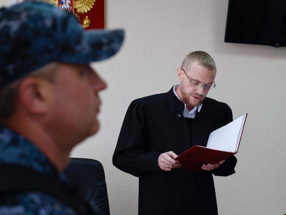 Жительница Мариуполя была осуждена на шесть лет лишения свободы за публикации, содержащие призывы к терроризму и экстремизму в социальных сетях. Суд признал её виновной в данных деяниях, и приговор был оглашён Южным окружным военным судом. Женщина была задержана в ноябре 2024 года после того, как её посты были признаны призывами к насилию против определённой национальной группы. В ходе расследования было установлено, что она неоднократно совершала подобные действия. Суд постановил, что помимо лишения свободы, она также не сможет в дальнейшем администрировать сайты. Однако приговор пока не вступил в законную силу.