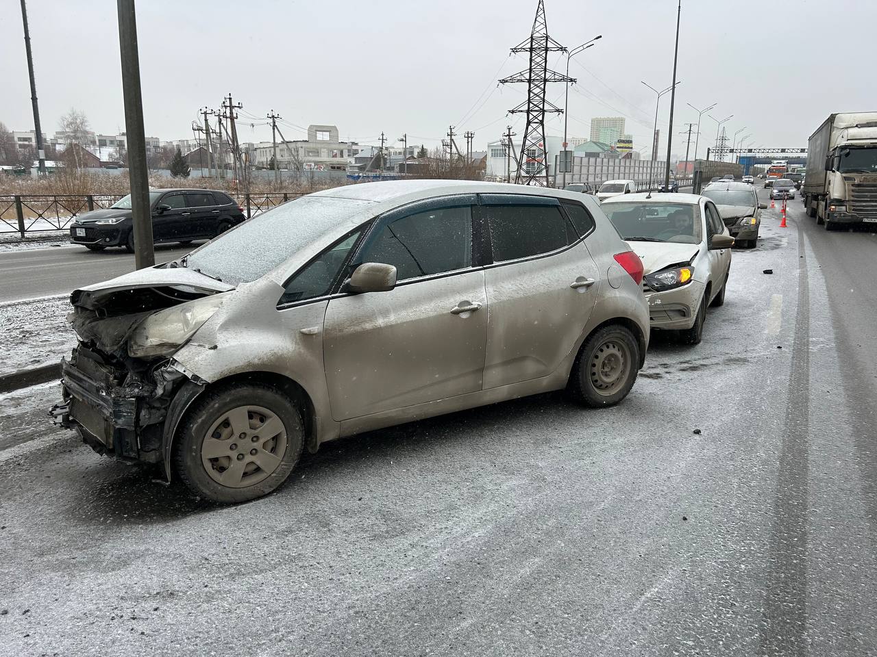 Массовая авария на Объездной.  Автомобиль "Киа", за рулем которого находилась 41-летняя водитель, въехал в ограждение дороги, затем его отбросило в автомобиль "Форд Фокус". Водитель грузового фургона "ГАЗ", пытаясь уйти от столкновения со стоящими машинами, предпринял маневр торможения, произошло столкновение с автомобилем "Лада Гранта", далее в "Ладу Гранта " въехала "Лада Ларгус".  В результате массовых дорожных баталий травмированы водитель "Киа" и 28-летний водитель "Лады Гранта".  Обстоятельства выясняются.