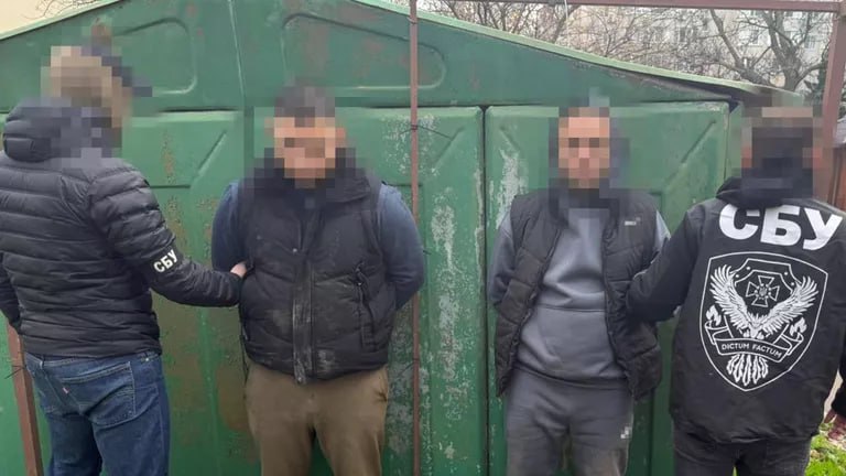 Во Львовской области сотрудники СБУ пресекли деятельность местного жителя организовавшего незаконную переправку лиц уклоняющихся от мобилизации в страны Евросоюза Мужчина использовал заброшенную газовую трубу расположенную в Закарпатье для тайного пересечения границы Согласно заявлению Службы безопасности Украины задержанный 62 летний уроженец Львова предварительно доставлял своих клиентов в западные регионы страны а затем помогал им скрытно проникнуть на территорию ЕС через недействующий газопровод Следствие установило что преступник действовал не в одиночку ему помогал сообщник который в настоящее время проживает в одной из стран Евросоюза Russia News Подпишись