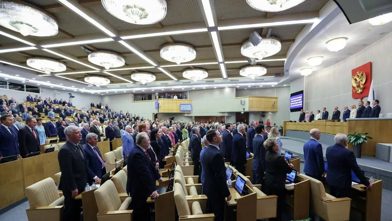 В Госдуме обнаружились платные мероприятия заместитель руководителя думской фракции Новые люди Сардана Авксентьева сообщила 15 декабря о случаях продажи права на участие в круглых столах По словам депутата речь идет об ассоциации World Entrepreneurs Alliance WEA которая 28 ноября проводила в Думе круглый стол по предпринимательству В декабре она планирует аналогичное мероприятие по здравоохранению а в январе по психологии О продаже права на участие в этих круглых столах Сардана Авксентьева узнала в одном из рабочих чатов В сообщении приводился прейскурант вступление в ассоциацию с правом на спикерство 70 тыс руб без права спикерства 50 тыс руб участие вокруг стола 35 тыс руб Депутат планирует разобраться в этой безнравственной ситуации вместе с думской комиссией по регламенту Организаторы упомянутого круглого стола заверили что провели его в рамках предусмотренного законом взаимодействия Госдумы с гражданами и общественными объединениями