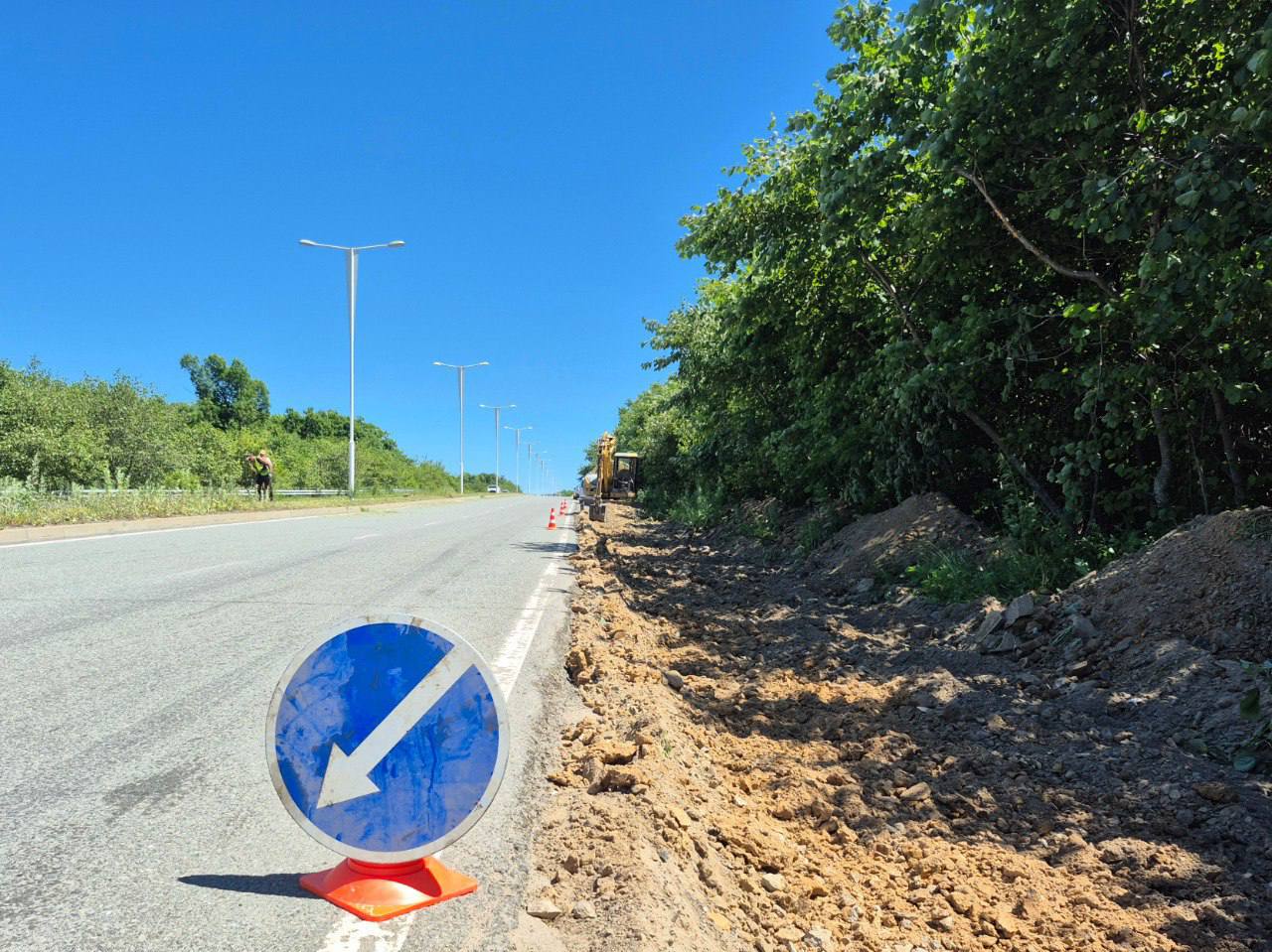 Во Владивостоке стартовали работы по благоустройству нового маршрута для велосипедистов на острове Русский. Сейчас привлеченная подрядная организация приступила к ремонту на участке в конце Университетского проспекта. Велотропа пройдёт вдоль автомобильной дороги до поворота на мыс Ахлёстышева и соединится с уже построенной велотрассой. Первый этап строительства – подготовка основания для устройства дорожного полотна. Работы ведёт подрядная организация «ВладСтрой» по заказу муниципального учреждения «Лазо». Всего подрядчику до конца октября текущего года предстоит построить около 6 километров велотропы с многослойным покрытием и усиленной конструкцией. В качестве финального слоя будет использован асфальтобетон, при этом некоторые участки забетонируют. Также на протяжении всего маршрута обустроят системы водоотведения и дренажа.