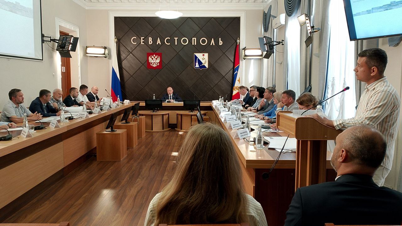 На Градостроительном Совете Севастополя единогласно одобрили реализацию проекта реконструкции бывшего здания КБ «Черноморец» с прилегающей к нему территорией На проспекте Нахимова, на месте «Детского мира», архитекторы планируют воссоздать здание «Дом Кондакова». Фасад будет выполнен по чертежам и фотографиям довоенного времени. Легендарный 24 Севастополь