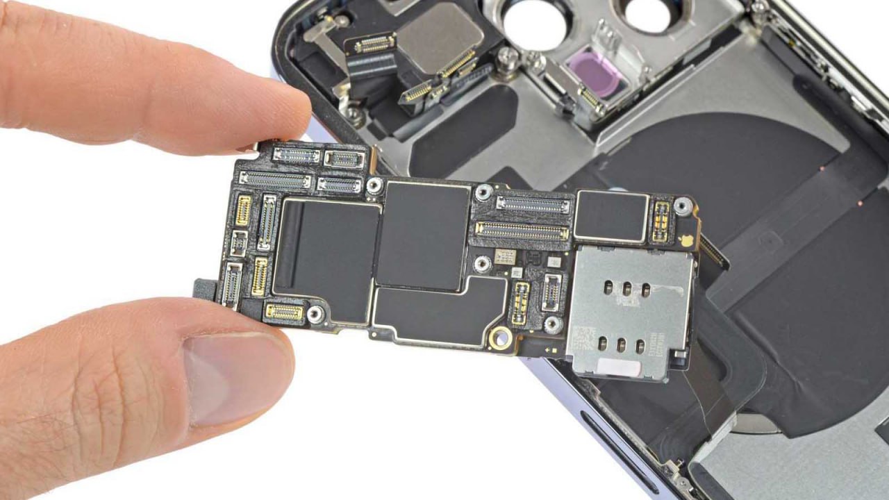 По слухам в iPhone 18 будет 12 ГБ памяти Даже базовая модель следующего поколения iPhone может перейти на 12 ГБ оперативной памяти как у версии Pro Это связано с подготовкой Apple к запуску новых функций Apple Intelligence требующих больше ресурсов rozetked me news 42371