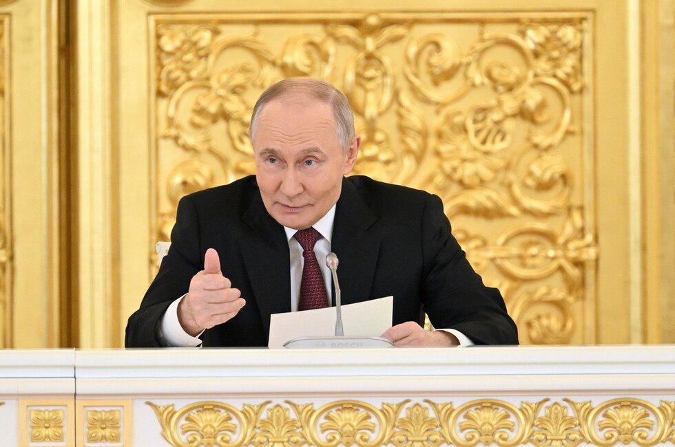 Путин поручил подготовить географические экспедиции в Донбасс и Новороссию В перечне поручений опубликованном на сайте Кремля также говорится о подготовке единой государственной линейки школьных учебников по географии Читать полностью Фото Администрация Президента РФ Подпишись на нас в MAX