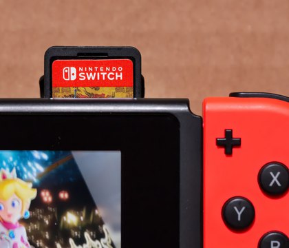 Nintendo отсудила 2 млн у моддера Switch и навсегда запретила ему модификацию консоли В США суд удовлетворил иск Nintendo против Райана Майкла Дейли владельца магазина Modded Hardware который распространял устройства для взлома Nintendo Switch Решение оказалось крайне жестким Помимо выплаты компенсации в размере 2 млн суд ввел для Дейли пожизненный запрет на любую деятельность связанную с обходом защиты консолей Nintendo