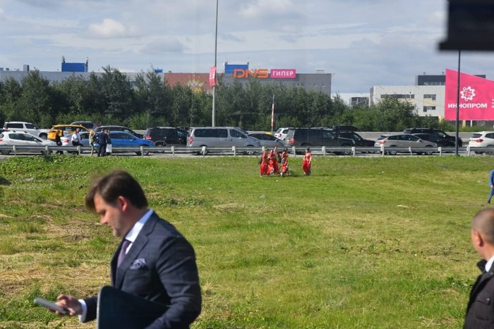 В Екатеринбурге посетителей попросили покинуть «Иннопром». Теперь они не могут добраться до города В Екатеринбурге посетители выставки «Иннопром-2025» не могут покинуть микрорайон Новокольцовский из-за приезда премьер-министра РФ Михаила Мишустина, сообщает ЕАН со ссылкой на своего корреспондента. Так, около полудня посетителей попросили покинуть выставку, так как в международном выставочном центре начали готовиться к прибытию российского премьера. Одновременно с этим в окрестностях перестал работать интернет, а также начались сбои в работе сотовой связи. Более того, оказалась перекрыта улица Универсиады, по которой ездят автобусы №44, 66, 65. Таким образом, посетители не могут даже вызвать такси. Возможно, теперь придётся пройти пешком несколько километров или подождать несколько часов на улице.