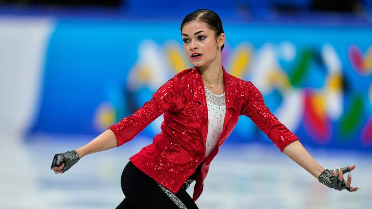 Аделия Петросян занимает первое место после короткой программы на чемпионате РФ в Петербурге Фигуристка получила 86 52 балла Во время проката она впервые в соревновательном сезоне прыгнула тройной аксель Второе место занимает Алиса Двоеглазова 74 59 тройку лидеров замыкает Анна Фролова 73 93 SputnikARM