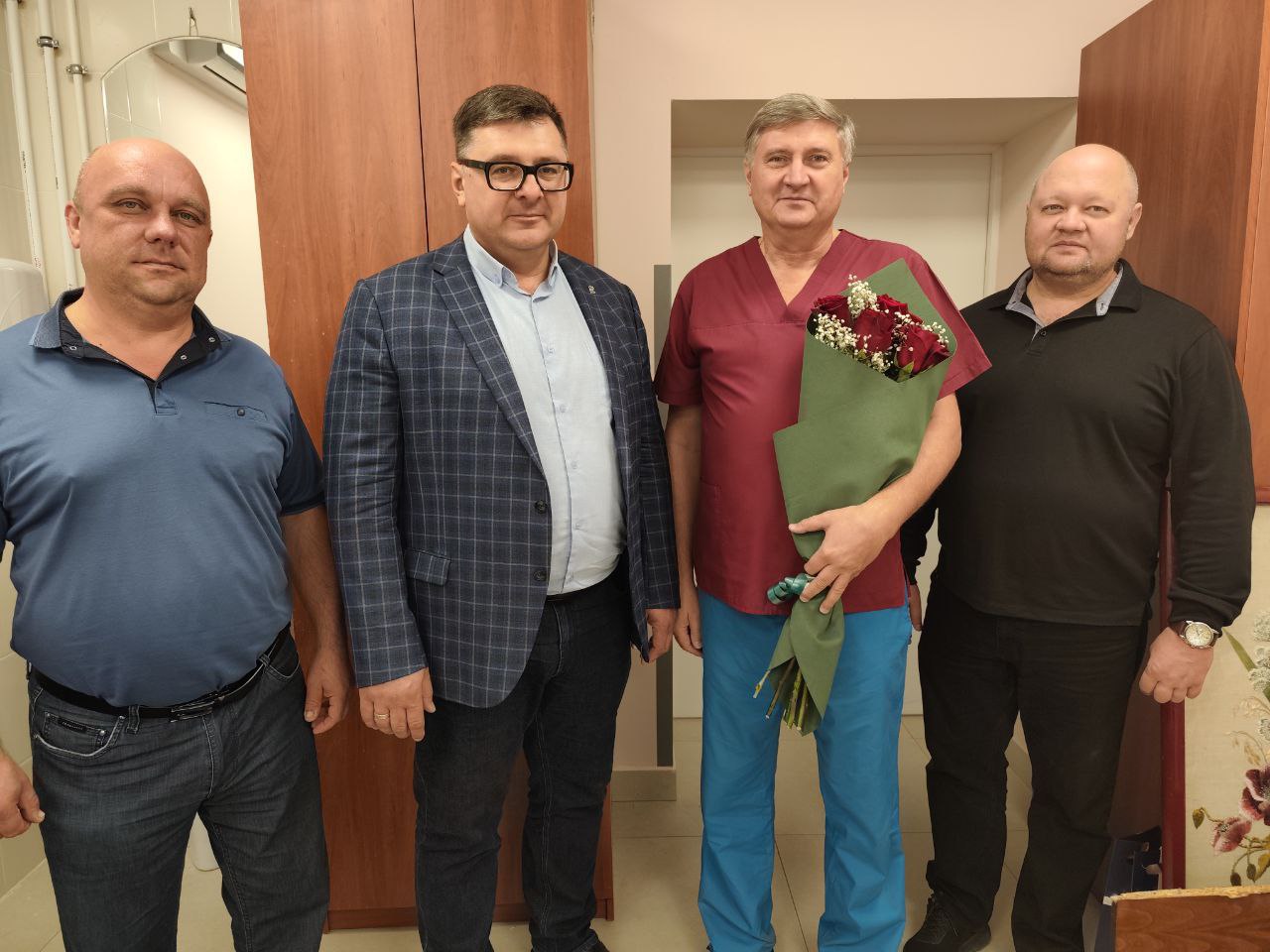 Сегодня совместно с председателем Новоазовского муниципального совета Анатолием Яновским и его заместителем Алексеем Сухаревским поздравили с юбилеем со днем рождения депутата муниципального совета врача Новоазовской центральной районной больницы Марунченко Александра Геннадиевича Уважаемый Александр Геннадьевич Сердечно поздравляем Вас с юбилеем Желаем крепкого здоровья бодрости духа благополучия и новые достижений Пусть рядом будут друзья коллеги и самые близкие любящие люди С праздником
