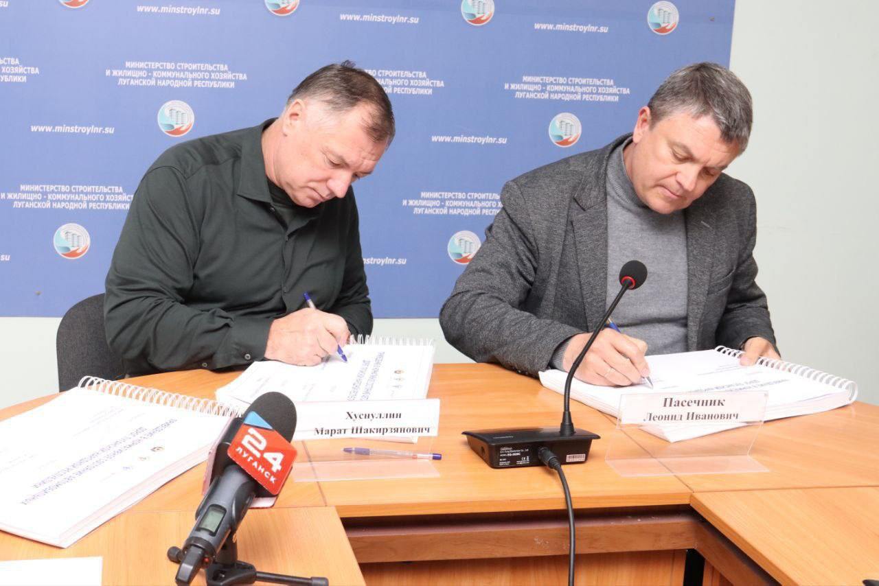 С целью развития дорожной сети до 2030 года в Луганской Народной Республике подписали программу с заместителем Председателя Правительства России Маратом Хуснуллиным Программа детально определяет сроки и объемы финансирования всех видов дорожных работ формируя представление о будущем транспортного каркаса региона После подписания прошло межведомственное рабочее совещание где обсудили выполнение программы социально экономического развития Марат Хуснуллин высоко оценил успехи ЛНР отметив её лидирующую позицию среди воссоединённых регионов и стабильные результаты по всей России Особенно выделили работу по приведению дорог в нормативное состояние В текущем году отремонтировали более 850 км автомобильных дорог 6 мостов и путепроводов Также рассмотрели вопросы жилищного строительства и модернизации коммунальной инфраструктуры намечены планы по строительству жилья восстановлению школ и медицинских учреждений Благодарность за поддержку и практическую помощь выразили Марату Хуснуллину и Правительству России