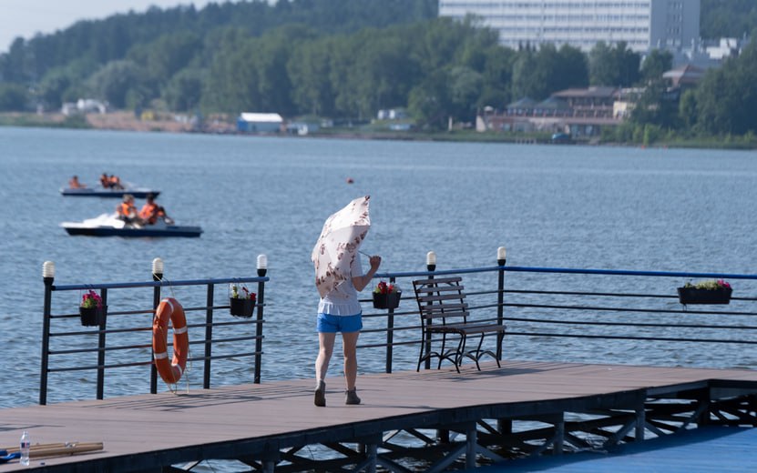 Рекордный год В Удмуртии и Ижевске прошедший 2025 год оказался самым теплым за историю метеонаблюдений сообщает телеграм канал Записки синоптика В Ижевске рекордно высокая средняя температура составила 5 7 С Это теплее нормы на 2 4 С и теплее предыдущего рекорда 2023 года на 0 7 С В целом для столицы это уже седьмой теплый год подряд говорится в сообщении Самыми теплыми месяцами для нашего региона стали январь превышение нормы на 6 С и ноябрь на 5 С А единственным месяцем который оказался холоднее хоть и незначительно нормы стал июль По республике зафиксировано 13 дней с тридцатиградусной жарой в Ижевске 6 из них сразу 6 в августе Максимум в 32 С отмечен 10 июня в Сарапуле Морозы 30 С и ниже регистрировались лишь дважды в Ижевске 0 и оба раза в декабре Абсолютный минимум зафиксирован 24 декабря в Дебесах 33 4 С Отмечено что в Ижевске за год обновлено 14 рекордов максимальной температуры Подписаться на нас Telegram MAX