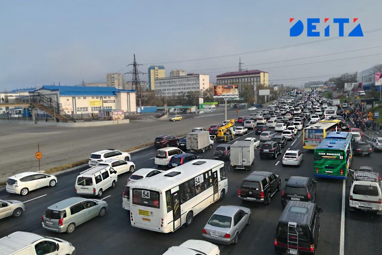 Во Владивостоке расширяют систему контроля за дорожным движением В ближайшее время в городе появятся новые камеры автоматической фиксации нарушений ПДД. Девять современных комплексов будут установлены на участке от Некрасовского путепровода до Второй речки. Технические новинки смогут выявлять водителей, пользующихся телефоном за рулем, не пристегнутых ремнем безопасности, превышающих скорость и выезжающих на выделенные полосы. Параллельно ведется монтаж стационарных камер на других оживленных участках городских дорог, включая районы крупных торговых центров и основные транспортные артерии. Эти меры направлены на повышение безопасности дорожного движения и снижение аварийности в самых проблемных местах Владивостока.