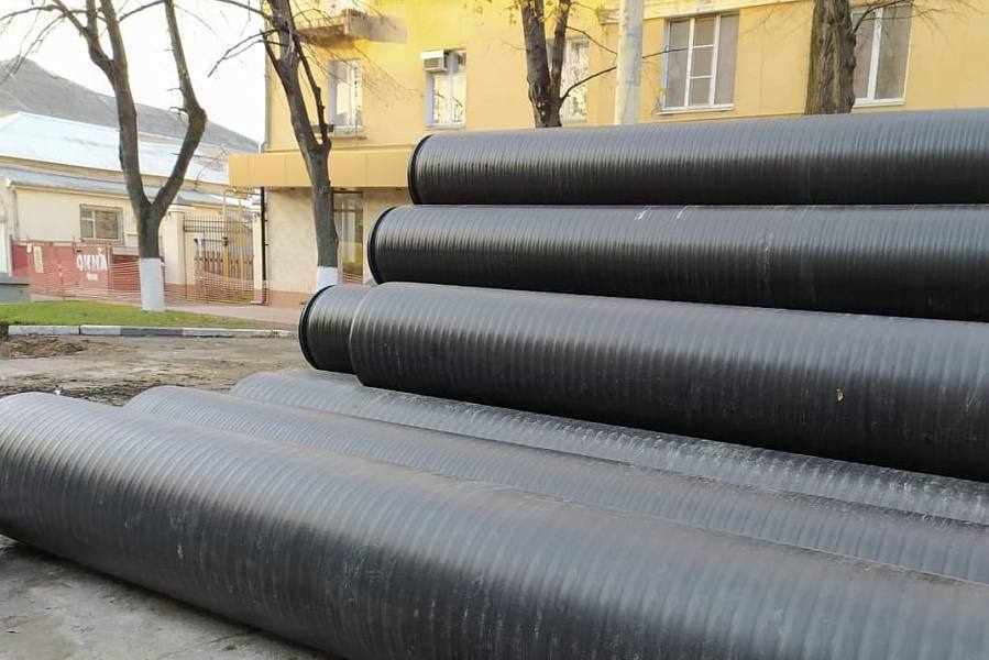 В Северском районе завершают капремонт сетей канализации Инженерные коммуникации в поселке Афипском модернизируют по нацпроекту Инфраструктура для жизни Работы выполнили методом горизонтально направленного бурения Специалисты смонтировали более двух тысяч метров полиэтиленовых труб диаметром 225 миллиметров сделали основание для установки канализационной насосной станции Подключить КНС которую также отремонтировали в этом году к коммуникациям и запустить в работу планируем в ноябре сообщил врио министра ТЭК и ЖКХ Краснодарского края Вячеслав Шапошник Читайте нас в MAX