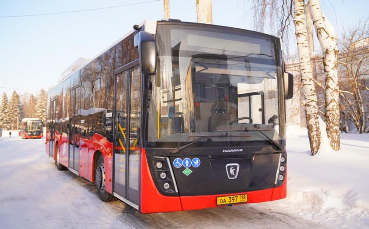 Автобусы еще на двух маршрутах С 29 января в столице Удмуртии еще на двух троллейбусных маршрутах 1 и 2 начали работать автобусы В первое время на маршрутах будет работать по 1 2 автобуса постепенно количество автобусов на маршрутах будет увеличиваться сообщает пресс служба МУП ИжГЭТ Рябиновые автобусы курсируют с маршрутными указателями 1Т и 2Т В конце 2025 года в Ижевск поступило 50 новых автобусов работающих на газомоторном топливе Ранее они уже вышли на троллейбусные маршруты 4 и 14 15 машин собираются отправить пригородные автобусные маршруты Фото администрация Ижевска Подписаться на нас Telegram I MAX
