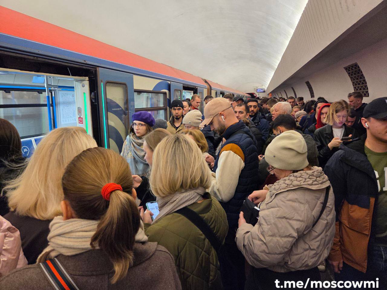 Настоящее столпотворение образовалось на фиолетовой ветке из-за сбоя в движении поездов.   Нет движения от Таганской до Баррикадной.