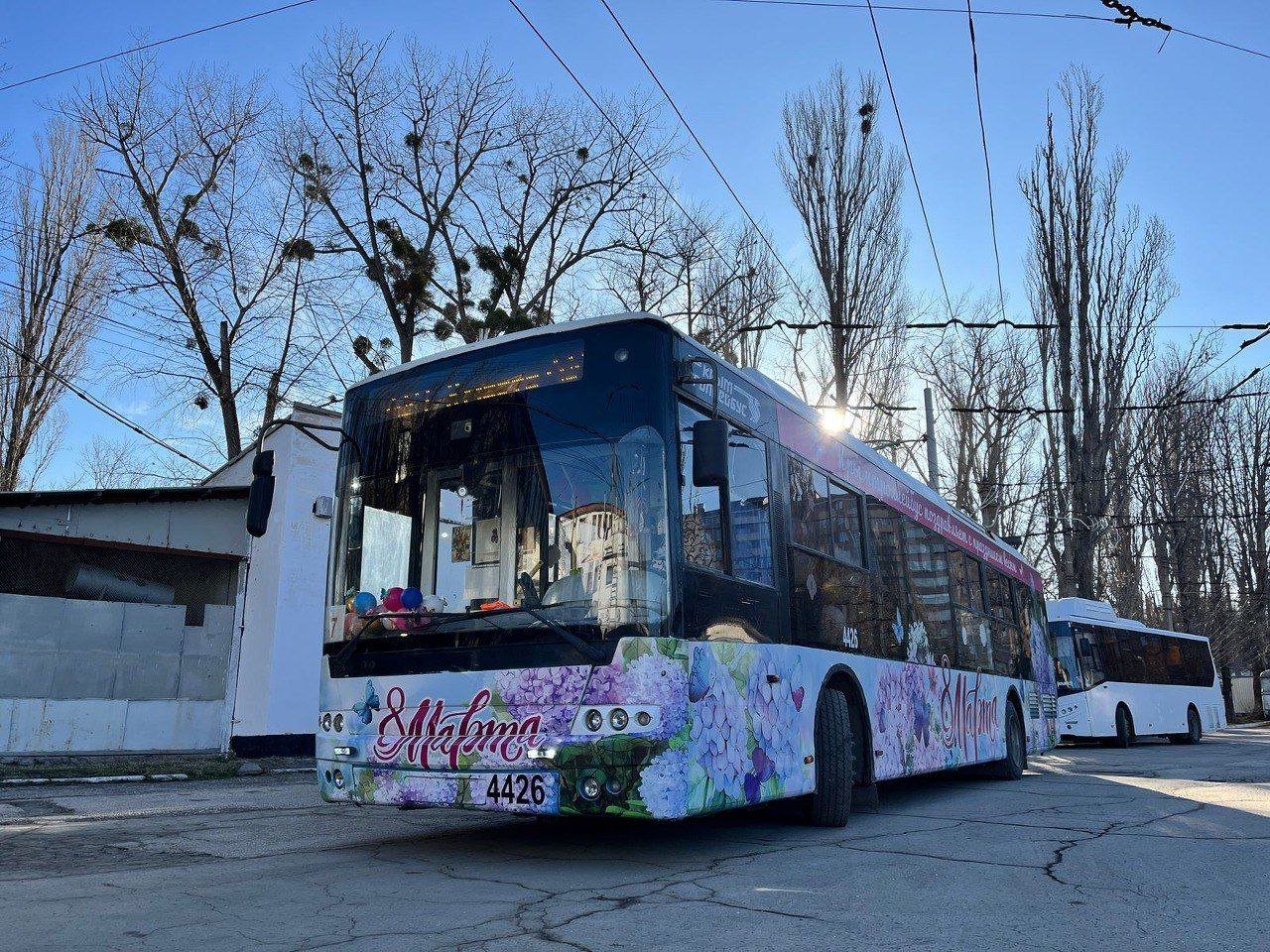 В городах Крыма на маршруты вышли праздничные троллейбусы   В преддверии Международного женского дня в Симферополе, Алуште, Ялте и Керчи будут курсировать традиционные праздничные троллейбусы. Каждый из них имеет свой индивидуальный дизайн, сообщили в Минтрансе Крыма.    : Минтранс РК    ВЕСТИ КРЫМ