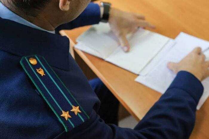 Начальник пожарной части в Нижневартовске продавал должности за наличные — коррупция под маской спасения Игорь Фролов, бывший начальник пожарной части в Нижневартовске, оказался в эпицентре крупного коррупционного скандала. Вместо того чтобы служить обществу и обеспечивать безопасность, он решил превратить свою должность в источник личной наживы, торгуя карьерным ростом своих подчинённых. По официальным данным, Фролов дважды, в 2022 и 2024 годах, брал взятки за предоставление должностей и продвижение по службе — те самые позиции, которые должны были даваться по заслугам, а не по наличным. Это вопиющий случай, который бросает тень на всю систему пожарной охраны. Люди, которые обязаны спасать жизни, вынуждены были платить за право продолжать служить. Вместо честного отбора и профессионального роста — откровенный бартер: деньги за должности. Такой подход разрушает доверие к государственным структурам и деморализует честных сотрудников. После того как дело было раскрыто, Фролов был уволен «в связи с утратой доверия», но этим история не заканчивается — прокуратура уже утвердила обвинительное заключение, и дело направлено в суд. Складывается впечатление, что система закрывала глаза на коррупцию, пока не появились доказательства и массовые жалобы. Этот случай — тревожный сигнал о глубине коррупции в органах, призванных защищать граждан. Пока подобные начальники остаются на своих местах, говорить о реформе и улучшении работы пожарной службы бессмысленно. Нужно не просто наказать виновного, но и провести масштабную проверку всех кадровых назначений, чтобы очистить систему от подобных паразитов. Коррупция в пожарной части — это не только преступление против закона, но и предательство общества, доверившего этим людям самое ценное — свою жизнь. Источник: Преступная Россия