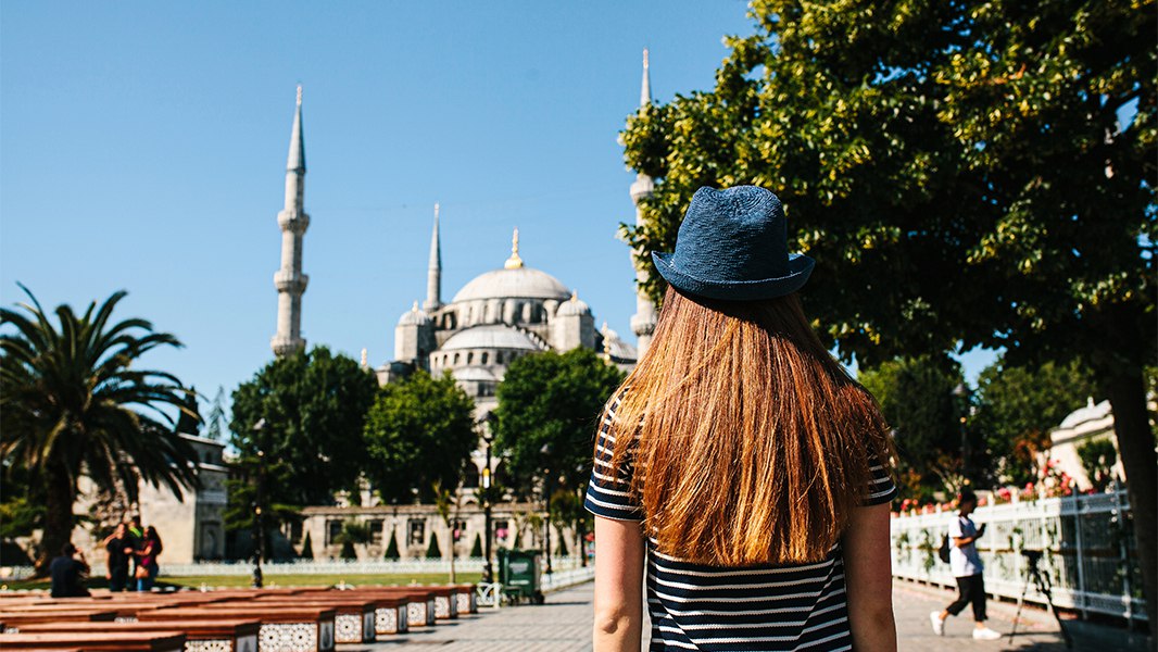 Загадочно пропавшая жительница Москвы за месяц до исчезновения планировала поездку в Стамбул Родственники предполагают что ее могли обмануть злоумышленники уговорив отправиться в Турцию сообщает Shot Ранее Telegram канал сообщил что в Турции пропали жительница Москвы и ее маленький сын Их исчезновение уже больше месяца остается загадкой для родных Женщина сообщила семье что отправляется на корпоратив но вместо этого улетела в Стамбул Как стало известно Дарья Лучкина приобрела билеты в Стамбул для себя и сына еще в середине сентября не сообщив об этом никому включая ребенка Этот факт стал известен полиции Загранпаспорт сына она оформила совсем недавно Примечательно что девушка оставила дома почти все свои вещи взяла только маленький рюкзак сына но забрала все документы удостоверяющие личность как свои так и сына Из за этого родственники не могут обратиться за помощью в консульство