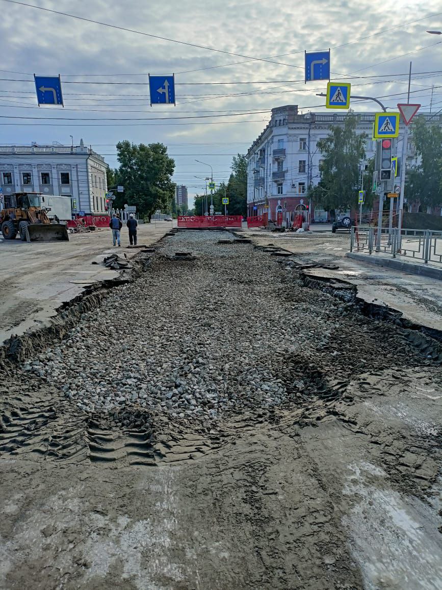 На проспекте Ленина начали бетонировать участок дороги, где проводился ремонт теплосети На месте проведения работ по модернизации магистральной теплосети на проспекте Ленина, 60 специалисты барнаульского теплосетевого подразделения СГК переложили трубы, произвели обратную засыпку и приступили к бетонированию. Завершить работы и открыть движение транспорта планируется 30 июня.