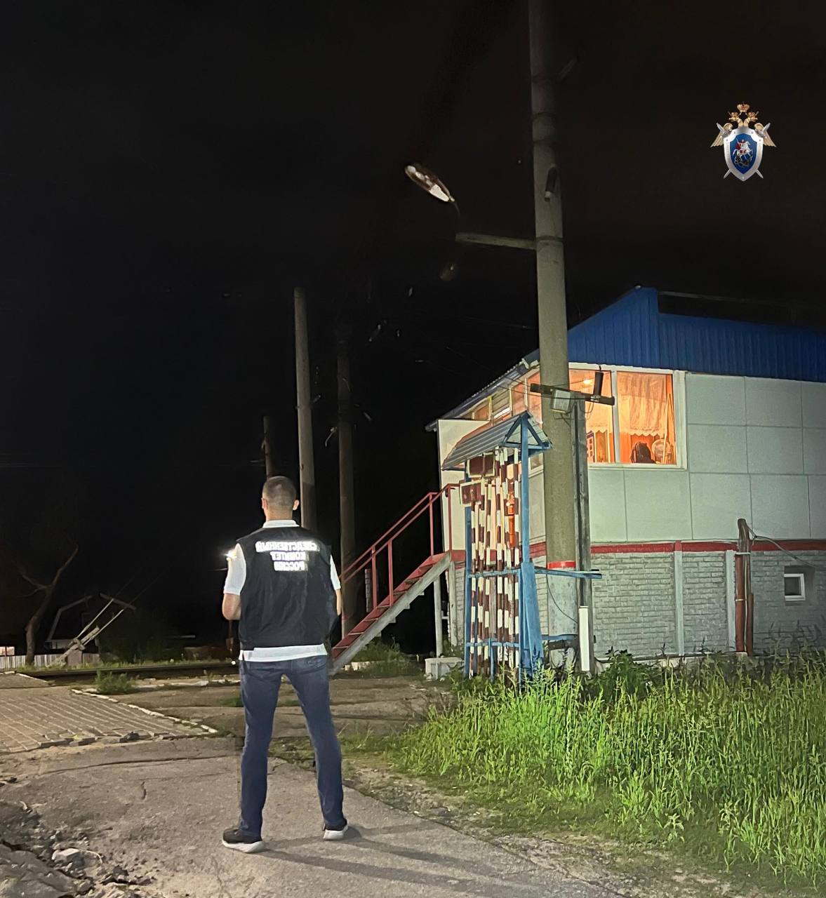 "Ласточка" сбила мужчину на переезде в Доскино  По предварительным данным, вечером 31 июля 2025 года на 427 км вблизи железнодорожного переезда Доскино Горьковской железной дороги поезд «Ласточка» сбил мужчину 1938 г.р., который переходил железнодорожные пути. Пенсионер скончался от полученных травм.    Центральное МСУТ СКР    Прислать новость