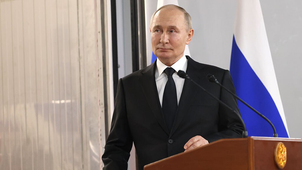 Путин выступит на Форуме объединенных культур в Петербурге 12 сентября Выступление президента России Владимира Путина ожидается 12 сентября на Международном форуме объединенных культур который проходит в Санкт Петербурге Об этом сообщила вице премьер РФ Татьяна Голикова выступая на итоговой сессии форума Работа форума еще продолжается Впереди у нас с вами сегодня центральное мероприятие с участием президента нашей страны Владимира Владимировича Путина сказала она Пресс секретарь президента Дмитрий Песков сегодня также анонсировал поездку Путина в один из регионов страны во второй половине дня Однако детали поездки он раскрывать не стал Максим Стулов Ведомости Подпишитесь на Ведомости Северо Запад