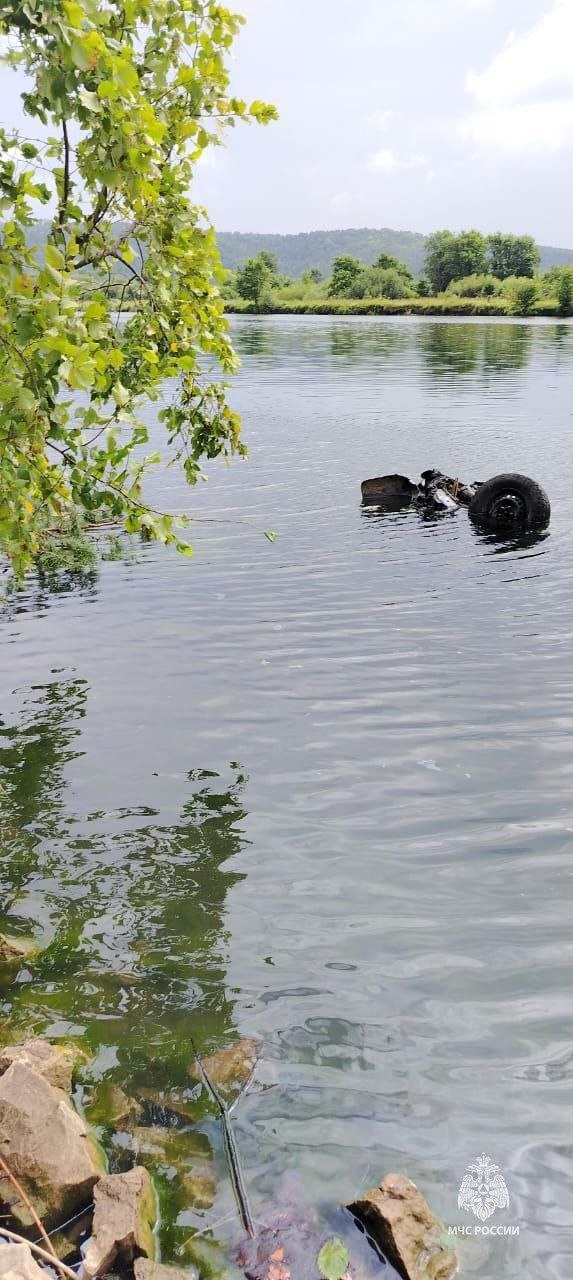 Легковушка слетела с 70-метрового обрыва в воду  В МЧС Башкортостана поступило сообщение, что вблизи села Караяр Караидельского района автомобиль «Хундай Санта Фе» упал с 70-метрового обрыва в реку Юрюзань.  Предварительно, в машины за рулем находилась 42-летняя женщина, а также 37-летний пассажир, который самостоятельно выбрался на берег, его доставили в больницу. Женщину без признаков жизни извлекли очевидцы.  На месте работает следственно-оперативная группа и сотрудники МЧС России, все обстоятельства произошедшего устанавливаются.