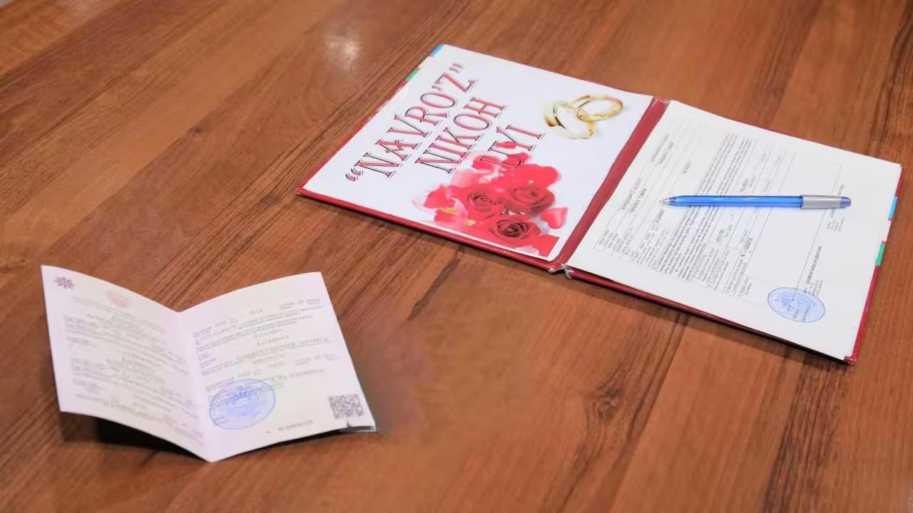 Официально ЗАГС больше не будет требовать бумажные медсправки у новобрачных Президент подписал Указ О дополнительных мерах по совершенствованию системы оказания государственных услуг и радикальному сокращению бюрократических процедур в этой сфере Основные цели документа доведение к 2028 году количества услуг предоставляемых через Единый портал интерактивных государственных услуг my gov uz и центры госуслуг до 900 а также увеличение числа проактивных госуслуг до 53 а композитных до 74 Согласно указу с 1 декабря 2025 года отменяются следующие требования предоставление результатов медицинского осмотра при регистрации брака в органах ЗАГС предоставление судебного решения при оформлении записи акта о расторжении брака в случае развода по решению суда указание адреса владельца транспортного средства в свидетельстве о регистрации автомототранспортного средства Остерегайтесь фейков Это единственный официальный канал NovostiUZ Подпишитесь чтобы получать достоверные новости и актуальные курсы валют Вы с Telegram Premium Поддержите нас одним нажатием Ссылка на пост telegram me NovostiUZ 58276