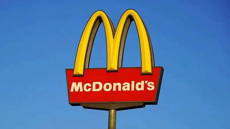 ИИ-рекрутер McDonald s слил данные 64 млн соискателей под паролем 123456 ИИ-бот Olivia, который McDonald s использует для найма сотрудников, оказался крайне доверчив. Данные 64 миллионов соискателей — включая ФИО, телефоны и e-mail — хранились в системе McHire под паролем 123456. Да, тем самым. Уязвимость обнаружили независимые исследователи, просто решив проверить, насколько странный ИИ-рекрутер ещё и уязвим. Спойлер: через полчаса они уже смотрели заявки всех, кто пытался устроиться в McDonald s за последние годы. Разработчик платформы, компания Paradox.ai, признала проблему, но уверяет, что «взлома не было», а доступ получили только сами исследователи. McDonald s винит подрядчика и требует от него соблюдения норм безопасности. Уязвимость закрыли в тот же день. godnoTECH - Новости IT