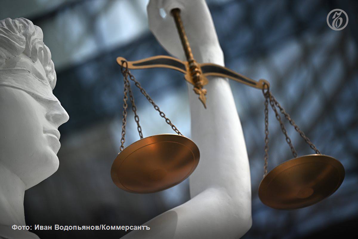 Ъ стали известны подробности уголовного дела в отношении прокурора и судей Международного уголовного суда МУС которые были осуждены Мосгорсудом на сроки от 3 5 до 15 лет Суд установил что МУС незаконно привлек к уголовной ответственности арестовал и объявил в розыск за эвакуацию детей из зоны боевых действий на Донбассе Владимира Путина и уполномоченного по правам ребенка Марию Львову Белову Секретариат МУС разослал по всем странам которые в него входят требования об аресте президента России и уполномоченной Уголовное преследование главы государства не подпадающего под юрисдикцию МУС могло привести к нападению на него решили участники разбирательства Непосредственно потерпевших как и очно осужденных в уголовном деле не оказалось Ъузнал