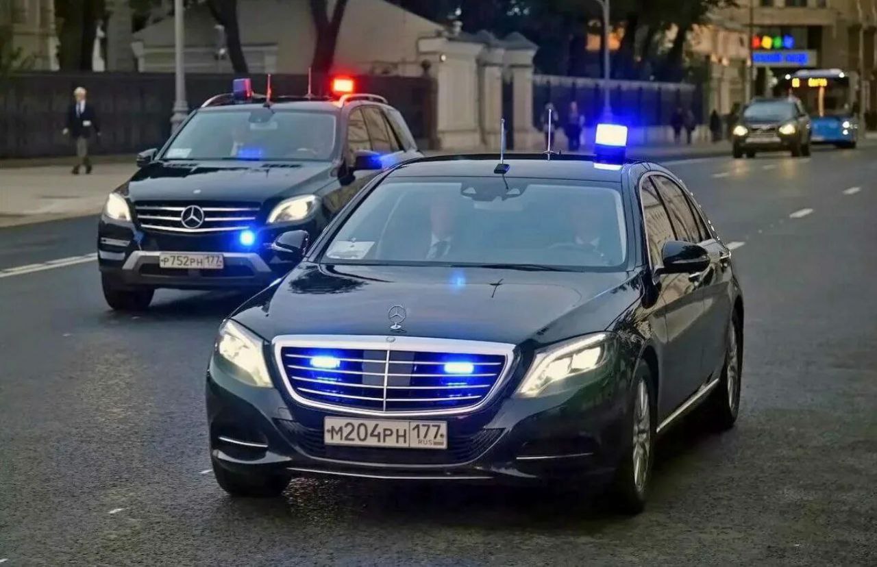 ‍ ‍ ‍ С 26 июля в России изменились правила дорожного движения: изменен порядок действий водителей при приближении машин со спецсигналами     Согласно постановлению Правительства РФ от 16.07.2025 №1071  в ПДД помимо формулировки «уступить дорогу» теперь указаны четкие правила, которыми должен руководствоваться водитель при появлении автомобилей  с проблесковыми маячками    в зависимости от их цвета.  Так, если у транспортного средства синие  мигалки, то надо уступить дорогу или освободить полосу или ряд. Если мигалки синие  с красными  и включен специальный звуковой сигнал — пропустить нужно и едущие следом сопровождаемые автомобили. При этом на сопровождаемых транспортных средствах должен быть включен ближний свет фар   Также согласно принятым изменениям:   запрещается обгон транспортного средства со специальными цветографическими схемами  напр., ГАИ, ВАИ , на котором включены проблесковый маячок синего цвета и специальный звуковой сигнал   подробнее — тут  ;   запрещается обгон и опережение транспортного средства с включенными проблесковыми маячками синего и красного цветов и специальным звуковым сигналом, а также сопровождаемого им транспортного средства   подробнее — тут  ;   запрещается двигаться по соседним полосам  в соседних рядах  с их скоростью движения, создавая помехи, препятствуя их организованному движению   подробнее — тут  .  Напомню, что за непропуск спецавтомобилей  с цветографическими схемами , на которых ОДНОВРЕМЕННО включены синий маячок и специальный звуковой сигнал влечет наказание в виде штрафа в размере от 4,5 тыс.руб. до 7,5 тыс.руб. или лишение прав на срок от 3 месяцев до 1 года  ч.2 ст.12.17 КоАП РФ  .      Также следует помнить, что иностранные и международные водительские удостоверения  в т.ч. Украины  через год после принятия гражданства РФ  либо получения ВНЖ  признаются недействительными. Подробнее — читайте тут     О новых правилах установки видеорегистраторов   — читайте в этой публикации     С новыми правилами освидетельствования водителей на состояние алкогольного опьянения     действуют с 1.03.2023 до 1.03.2029  можно ознакомиться по этой ссылке  ——— Хотите знать больше? Подписывайтесь