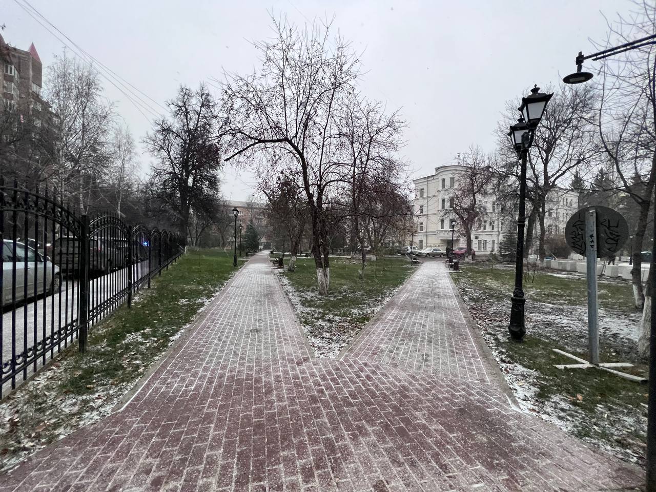 Мавлиев рассказал о благоустройстве сквера имени Шакирова Сити менеджер Уфы сообщил что строительная готовность сквера имени первого секретаря Башкирского обкома КПСС Мидхата Шакирова составляет 90 На территории уложили гранитную плитку усилили озеленение устанавливаем опоры освещения и ограждение В будущем здесь появится памятник Мидхату Шакирову Он станет символом его выдающихся достижений и посвящением всем его соратникам которые строили Башкортостан в советский период Благоустройством занимается ООО Уралагротехсервис На эти цели из бюджетов Уфы и Башкирии выделили 83 2 млн рублей Напомним что сквер имени Шакирова был заложен еще в 2016 году А работы завершились в 2020 году Обратная связь Подписаться Подписаться в Max