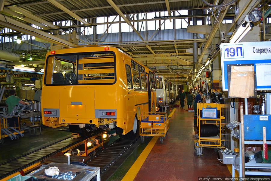 Легендарный завод остановил работу   Конвейеры ПАЗ, одного из ведущих российских производителей автобусов, опустели на фоне резкого снижения спроса на большегрузы. Предприятие закрылось минимум до 4 августа для проведения  восстановительных работ.   Выпуск автобусов на стопе.  На заводе остался только дежурный охранник, а 2600 сотрудников в корпоративном отпуске.   Также заводы КАМАЗ, АвтоВАЗ и ГАЗ возможно перейдут на четырёхдневку из-за резкого падения продаж.  Ноябрьск Новости - Подписаться
