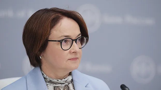 Глава Центрального Банка России Эльвира Набиуллина заявила, что с оптимизмом смотрит на перспективы развития российского финансового рынка. Об этом она сказала на конференции «Российский фондовый рынок — 2025». По ее словам, рост роли капитала неизбежен, в том числе ввиду «исторического перекоса» в сторону банковского финансирования, который сложился в России. «И, конечно, вот этот огромный потенциал, о котором мы говорим много лет, рынка капитала, он существует, но наша задача его раскрывать, раскрывать и раскрывать», — добавила глава Центробанка. В апреле Набиуллина сообщала, что охлаждение мировой экономики из-за торговых войн является одним из основных рисков для экономики Российской Федерации. По ее словам, планирование инвестиций осложняет тот факт, что рынки живут «в постоянной неопределенности», также планируется дальнейшее снижение цен на нефть.