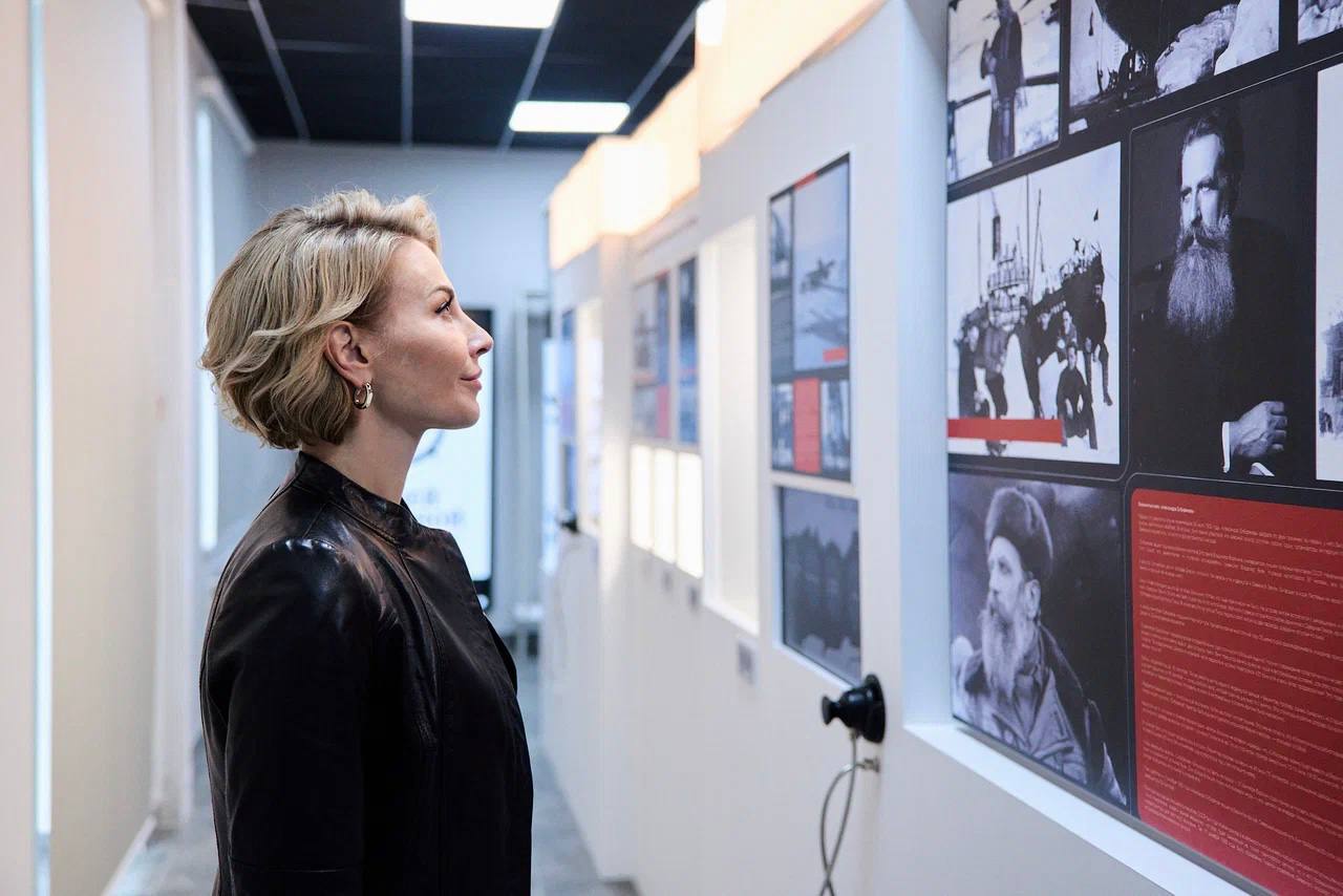 СУХАНОВА – ОБ ИТОГАХ «НОЧИ МУЗЕЕВ» Министр культуры Нижегородской области Наталья Суханова подвела итоги традиционной акции «Ночь музеев». По её словам, в этом году в общей сложности состоялось около 500 разнообразных событий, которые привлекли к участию в акции более 128 тысяч человек, в том числе почти 33 тысячи ребят в возрасте до 16 лет. В Нижнем Новгороде к акции присоединились более сорока разнообразных площадок. Впервые в акции приняли участие пространство ЦЕХ с новой выставкой в рамках международной экологической биеналле, Академия Маяк, музей истории завода «Красное Сормово», Нижегородский музей авиации и нижегородское метро. «Каждый раз участники стараются подготовить к Ночи музеев особенные акции, экскурсии, мастер-классы. При этом уже второй год практически все мероприятия проходят в офлайн-формате. Уверена, эти посетители еще вернуться в наши музеи, где ежедневно происходит так много интересного», – отметила Суханова.