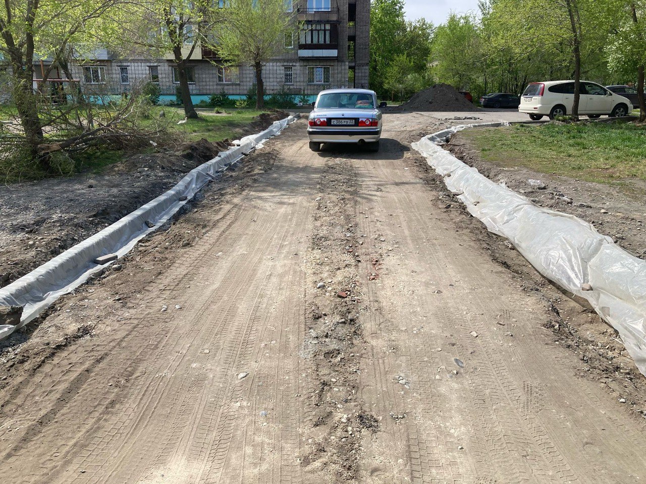 В Бийске продолжается ремонт дворовых территорий в рамках федеральной программе «Формирование комфортной городской среды» Как сообщили в администрации города, прямо сейчас техника трудится сразу в нескольких точках города — на Можайского, 1, Кутузова, 23, Ленинградской, 33 и 33/1, а также у Липового, 59/3. Старое покрытие и бордюры здесь уже демонтировали, а в четырех дворах полностью установили новый бортовой камень. Правда, на Ленинградской, 33/1 работы пока выполнены лишь наполовину — здесь предстоит еще доделать ограждение. Тем временем подрядчики на Кутузова, 23 и Липового, 59/3 уже начали готовить основание для будущего асфальта. Если погода не подведет, вскоре здесь появится свежее покрытие. Фото: пресс-служба администрации Бийска