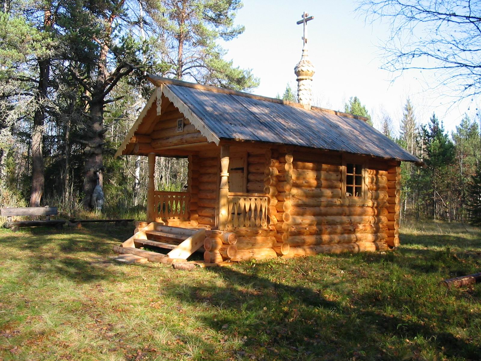 Сегодня День памяти Ксении Петербургской Те кто был в Каргопольском секторе парка и гулял по тропе Муравейников наверняка видел аккуратную часовенку Её построили сами лекшмозёры продолжая часовенную традицию И посвятили Ксении Петербургской В конце 1980 х начале 1990 х годов когда политическая ситуация в стране изменилась и эпоха борьбы с религией закончилась в Кенозерье началось возрождение часовенного строительства Новые часовни освящены во имя тех же святых или праздников что и больше 100 лет назад Построены они в основном в тех же местах что и раньше Некоторые срублены из брёвен а какие то сколочены из досок Одни поставлены в центре деревни на виду у всех другие как будто припрятаны в святых рощах или в лесу куда не все доберутся У каждой из них есть свой земной ангел хранитель человек который следит за порядком Эти часовенки посещают местные жители в них как и раньше зажигают свечи и приносят иконки За последние три десятилетия на территории Парка построены 15 часовен Возрождение часовен началось именно в Лекшмозерье Первой восстановленной часовней стала часовня во имя преподобных Зосимы и Савватия Соловецких построенная в конце 1980 х годов уроженцами Вильно в своей родной деревне В 1990 х годах жители деревни Морщихинской в урочище У Крестика на месте сожжённой возвели часовню во имя Божией Матери Целительницы Богородице исцелительнице И спустя ещё 13 лет у того же Крестика лекшмозёры Алексей Боголепов Василий Нефёдов и Александр Башкирев построили часовню во имя Святой Блаженной Ксении Петербургской Финансировала работы архангелогородка Светлана Ефремова строительные материалы предоставил Кенозерский национальный парк Освятил часовню 3 октября 2003 года каргопольский священник отец Борис Коробейник Часовня во имя святой Блаженной Ксении Петербургской Фото С А Ефремовой