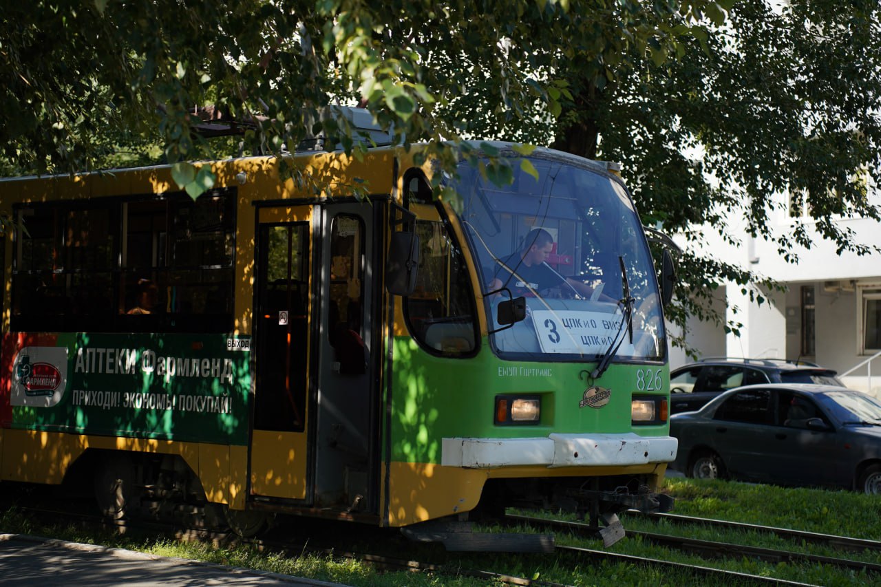 В день города в Екатеринбурге общественный транспорт будет работать на час дольше  Автобусы, троллейбусы, трамваи и метро будут ходить до 01:00 17 августа, уточнили в пресс-службе администрации города. Кроме того, весь день 16 августа проезд будет бесплатным.  В мэрии также сообщают, что увеличат количество транспорта на линиях к 22:00, чтобы люди смогли уехать домой из центра.  Автобусов станет больше:   на улице 8 Марта от Малышева до Куйбышева;  на улице Радищева от Сакко и Ванцетти до 8 Марта;  на улице Бориса Ельцина у Свердловского государственного академического театра драмы;  на проспекте Ленина у Театра оперы и балета, а также от Вайнера до Московской.  Троллейбусов станет больше:   на улице Карла Либкнехта от Шевченко до Малышева;  на улице Малышева в районе перекрестка улиц Малышева и 8 Марта;  на улице Белинского в районе перекрестка улиц Белинского и Малышева.  Трамваев станет больше:   на проспекте Ленина от Московской до Вайнера;  в районе перекрестка проспекта Ленина и улицы Луначарского, проспекта Ленина и улицы Московской.