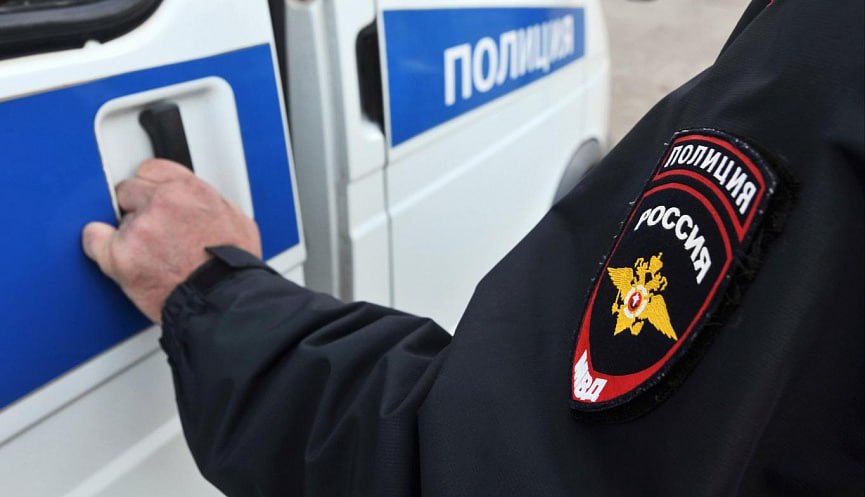 В Новороссийске перед судом предстанет обвиняемый в мошенничестве Следственным подразделением отдела полиции Приморского района Управления МВД России по городу Новороссийску завершено расследование уголовного дела, возбужденного в отношении 33-летнего приезжего из Краснодара по признакам преступлений, предусмотренных частью 3 и 4 статьи 159 УК РФ «Мошенничество». По данным следствия, обвиняемый заключил договор с местной жительницей на ремонт ее квартиры «под ключ». Не намереваясь исполнять взятые на себя обязательства, мужчина убедил женщину полностью оплатить его услуги, получив около 1,9 млн рублей. Также обвиняемый заключил с заказчицей договор на изготовление кухонного гарнитура стоимостью 340 тысяч рублей. После того, как женщина перевела деньги, злоумышленник перестал выходить на связь. Общая сумма ущерба потерпевшей превысила более 2,2 млн рублей. В настоящее время уголовное дело с утвержденным обвинительным заключением направлено в суд для рассмотрения по существу. Санкции инкриминируемой части статьи предусматривают максимальное наказание в виде лишения свободы на срок до десяти лет. Пресс-служба Управления МВД РФ по городу-герою Новороссийску