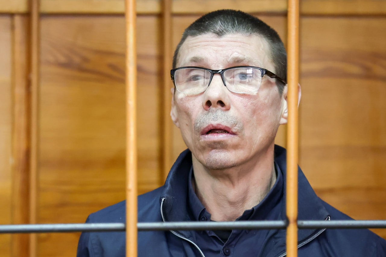 Сооснователя группы «Смысловые галлюцинации» приговорили к трём годам колонии  Решение в отношении Владимира Бурдина, обвиняемого в умышленном причинении тяжкого вреда здоровью, вынес Верх-Исетский районный суд Екатеринбурга.  В ноябре 2024 года музыкант был задержан за нападение на человека. Бурдин признал вину полностью и сообщил, что готов выплатить пострадавшему компенсацию.  «Смысловые галлюцинации» — рок-группа из Екатеринбурга, которая стала популярной в 1990-х годах. Самые известные песни коллектива — «Розовые очки», «Зачем топтать мою любовь» и «Вечно молодой».      Подпишись на «Говорит Москва»