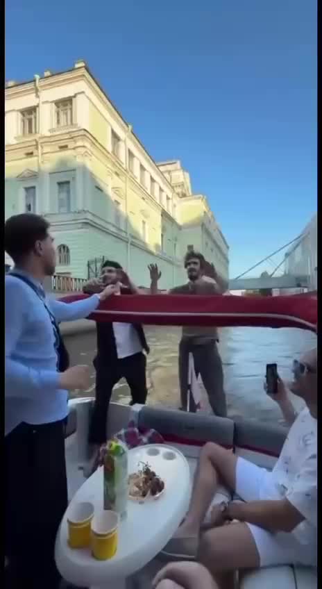 Экстремалы на катере зацепились за мост в Петербурге