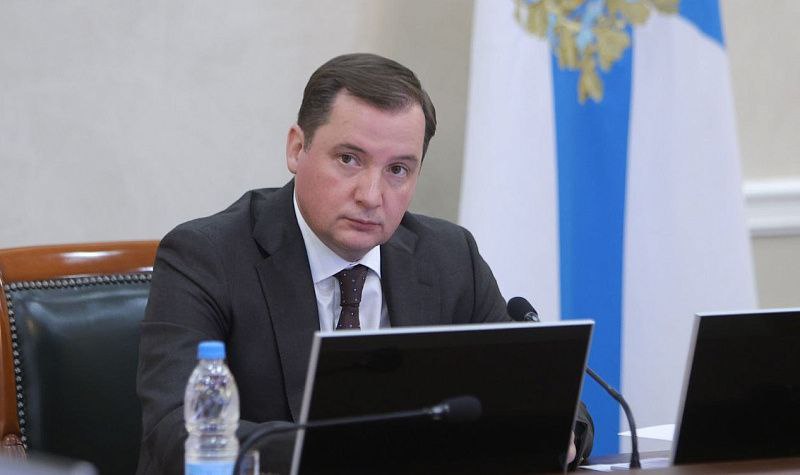 На заседании общественного совета подвели итоги отбора на участие в региональной программе профессионального развития участников спецоперации По итогам приемной кампании к обучению будут допущены 72 человека. 40 из них приступят к освоению программы уже в июле, остальные кандидаты будут зачислены с отложенным стартом обучения. Кадровая программа «Защитники. Под крылом Архангела» стартовала в Поморье 23 февраля. Проект был инициирован губернатором Архангельской области Александром Цыбульским по поручению Президента РФ Владимира Путина, который предложил расширить федеральный проект «Время Героев», запустив аналогичные в регионах. Задача программы – предоставить возможность участникам СВО, которые возвращаются к мирной жизни, пройти профессиональную подготовку для дальнейшего участия в жизни региона и страны на различных должностях в органах государственной власти, на муниципальной службе, а также на крупных предприятиях Поморья.