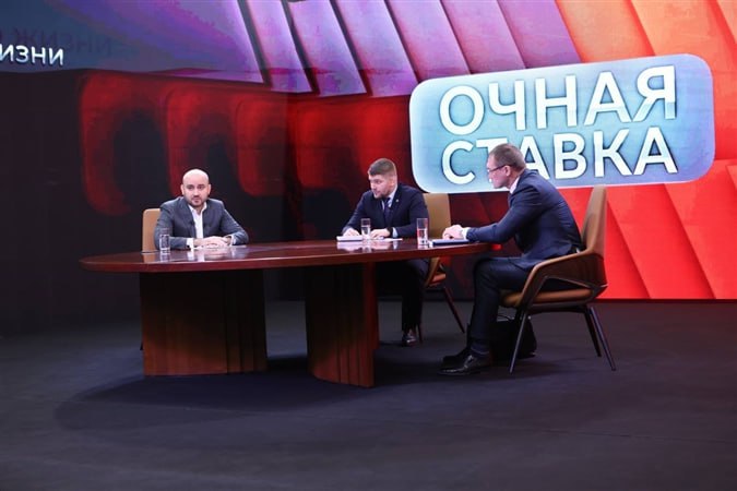 На "Очной ставке" с губернатором обсудили острые вопросы региона  В четверг, 19 декабря, в открытом режиме, с трансляцией в социальных сетях прошла "Очная ставка" с губернатором Вячеславом Федорищевым. Состоялся диалог главы региона с приглашенными гостями и жителями Самарской области по злободневным и волнующим людей вопросам. Наведение порядка в сфере ЖКХ и газоснабжения, мусорная реформа, эффективность и прозрачность финансирования футбольного клуба "Крылья Советов" — эти и другие темы обсудили в ходе программы.     Фото: Иван Макеев, пресс-служба правительства Самарской области