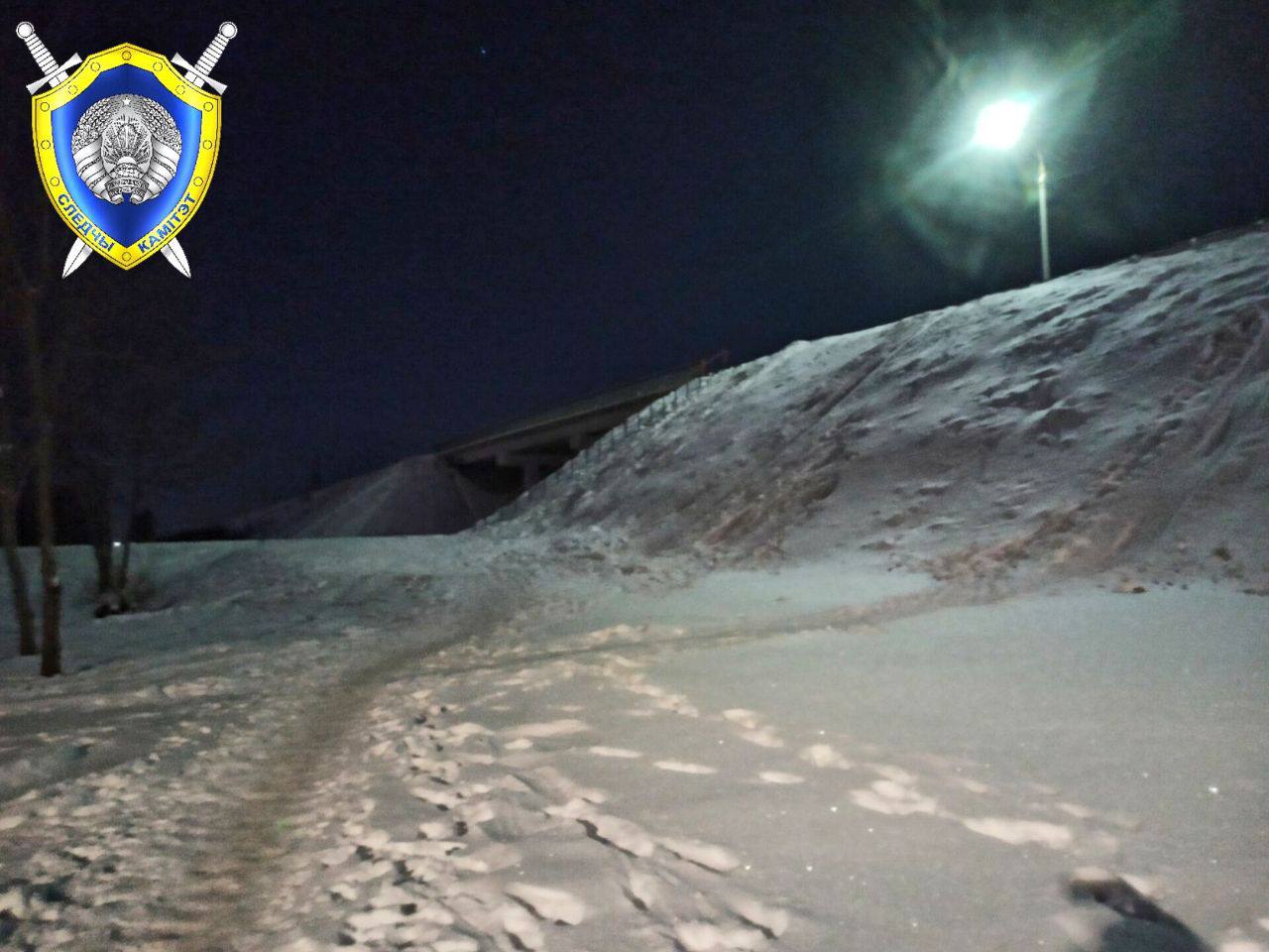 Катание на тюбинге закончилось тяжелой травмой для мальчика из Полоцка 1 февраля школьник вместе с отцом был на горке Первый съезд на ватрушке прошел благополучно но во второй раз тюбинг закрутило и мальчик врезался в дерево Отец находился с ним рядом но не смог предотвратить удар Сейчас ребенок в тяжелом состоянии находится в реанимации ему оказывается необходимая медицинская помощь На месте происшествия работала следственно оперативная группа которая провела осмотр зафиксировала следовую картину Назначена судебно медицинская экспертиза Установлено что склон по которому катался юный полочанин не был предназначен для подобных развлечений Следователи в очередной раз напоминают родителям о важности контроля за зимним досугом детей ведь их безопасность ответственность взрослых