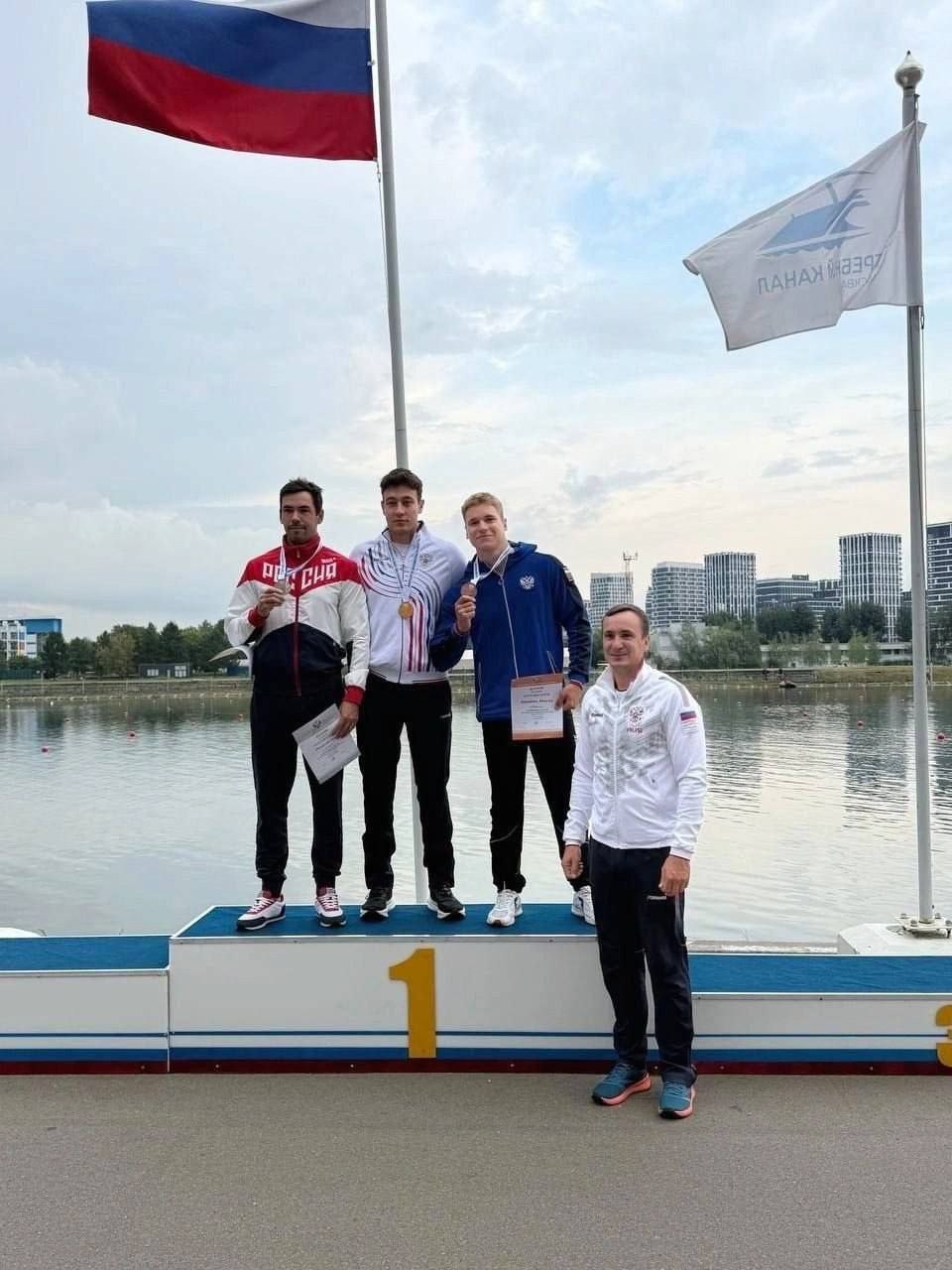 Рязанский пловец Захар Петров получил золото чемпионата России. В Москве, где сейчас проходит чемпионат России по гребле на байдарках и каноэ, состоялся финал в каноэ-одиночках среди мужчин на дистанции 1000 метров. Мастер спорта России международного класса Захар Петров финишировал первым с результатом 04:04.780.